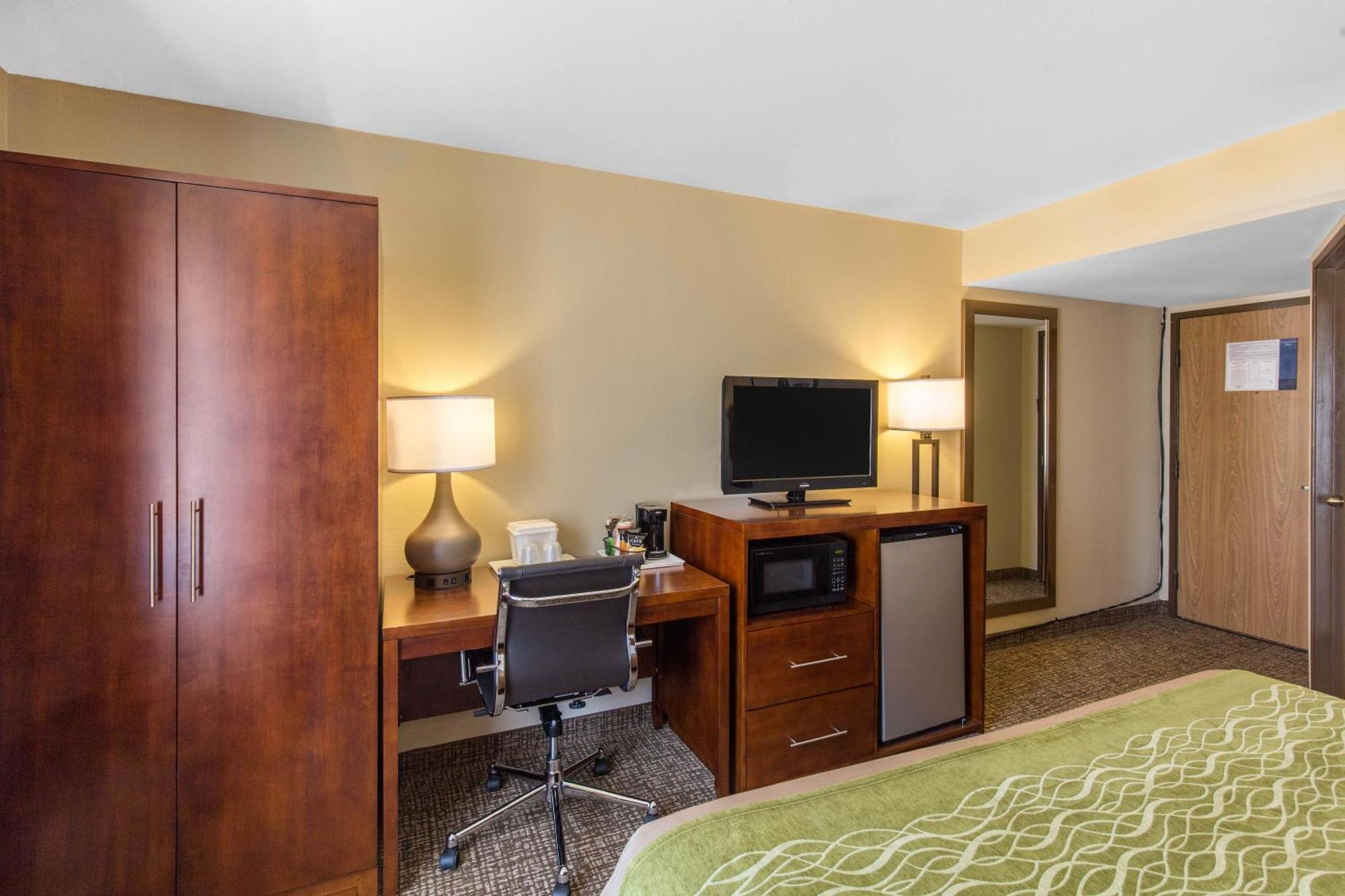 Deluxe King Room - Non-Smoking
